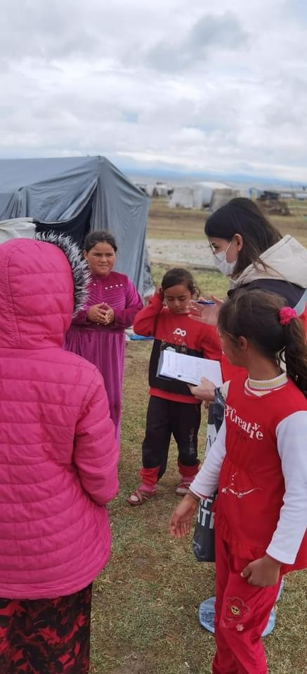 Çadır kentlerde yaşayan mevsimlik işçilere rehberlik yapıldı
