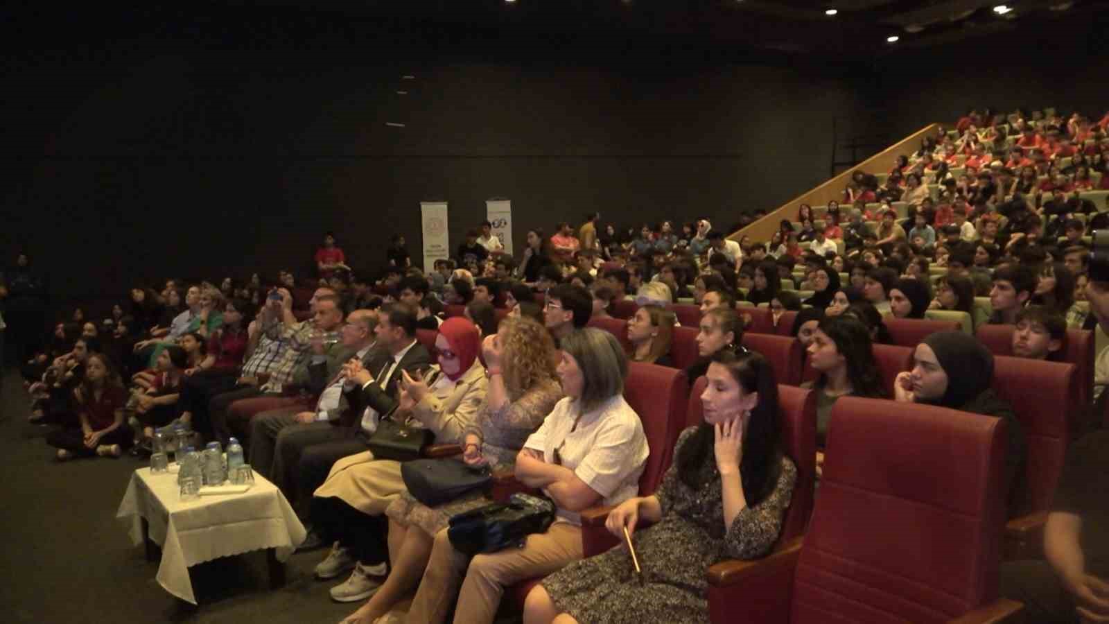 Türkiye’nin ilk astronotu Gezeravcı Yalova’da öğrencilerle buluştu
