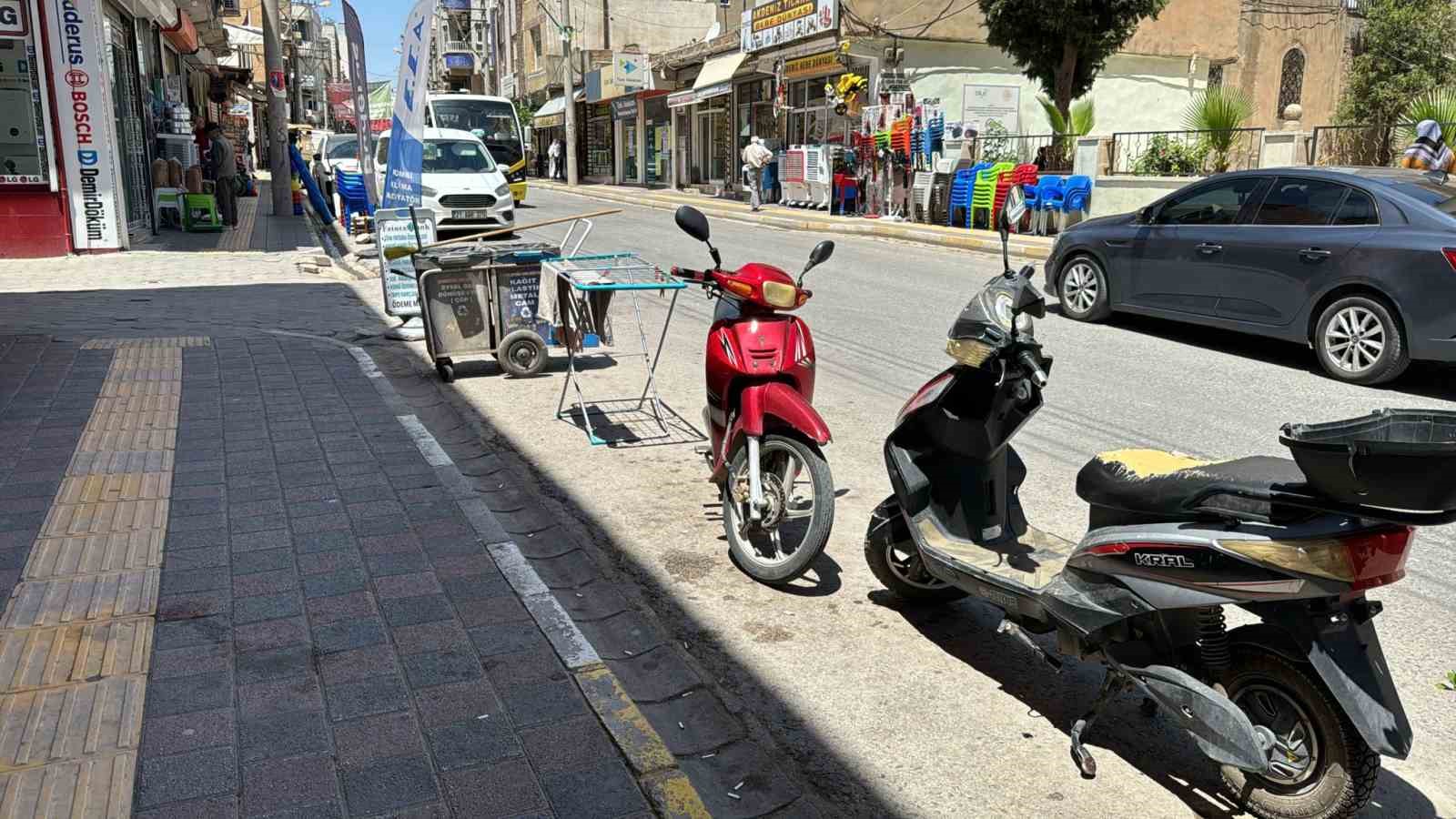 Mardin’de trajikomik olay: Motosikletine çarpan kazazedeyi fırçayla kovaladı
