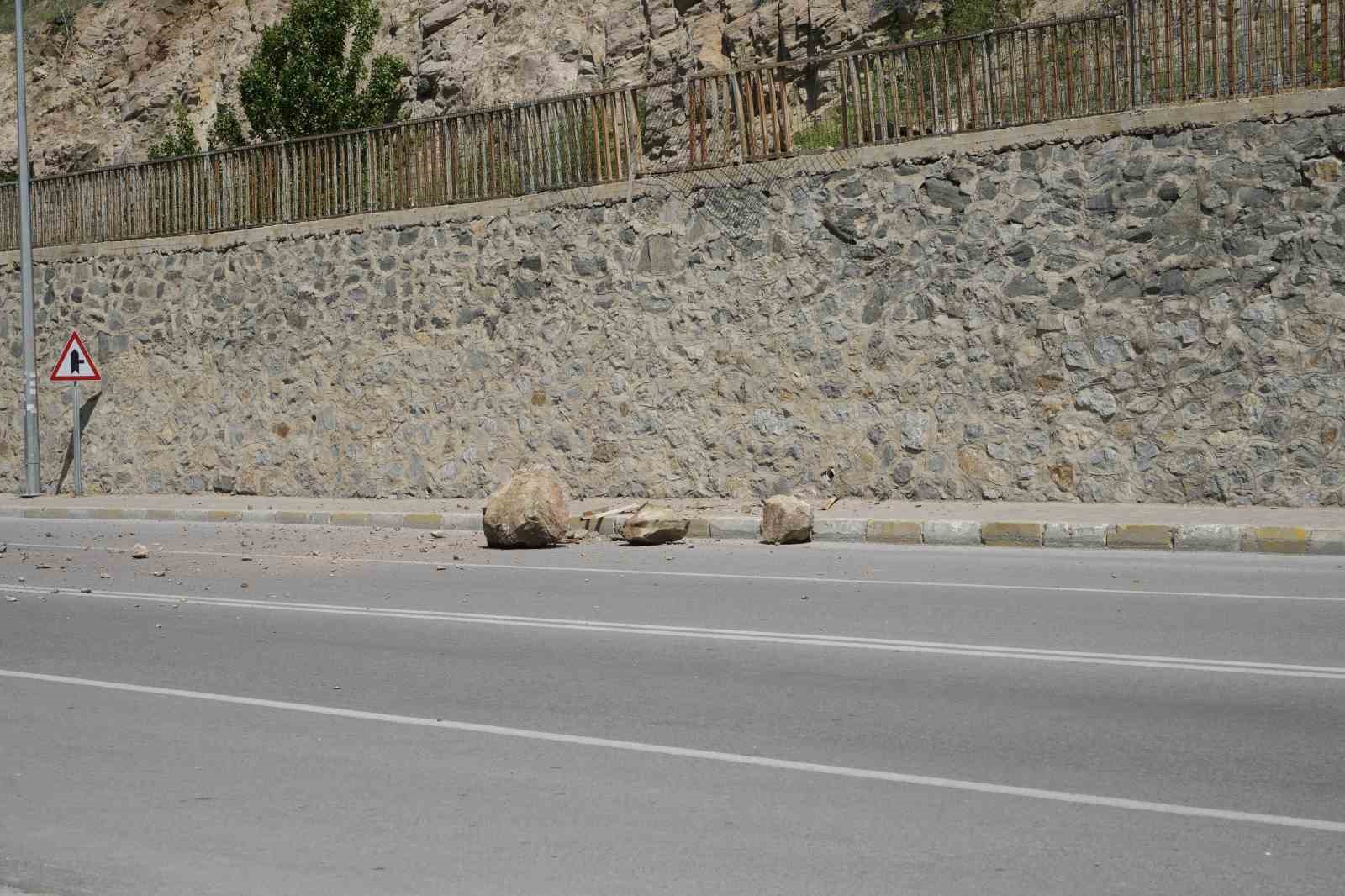 Gümüşhane’de öğrenciler için tehlike oluşturan kayalar dağcılar tarafından temizlendi
