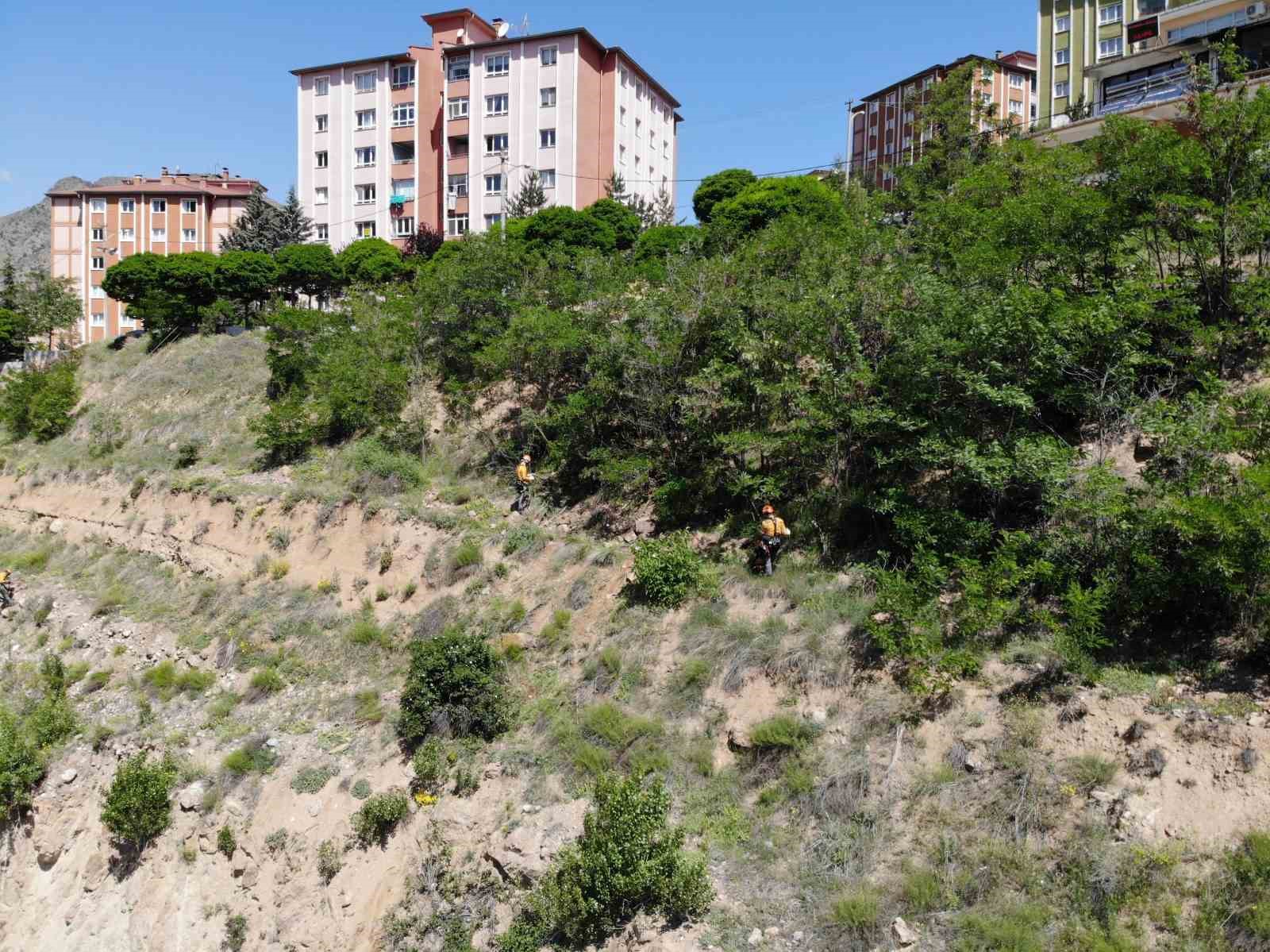 Gümüşhane’de öğrenciler için tehlike oluşturan kayalar dağcılar tarafından temizlendi
