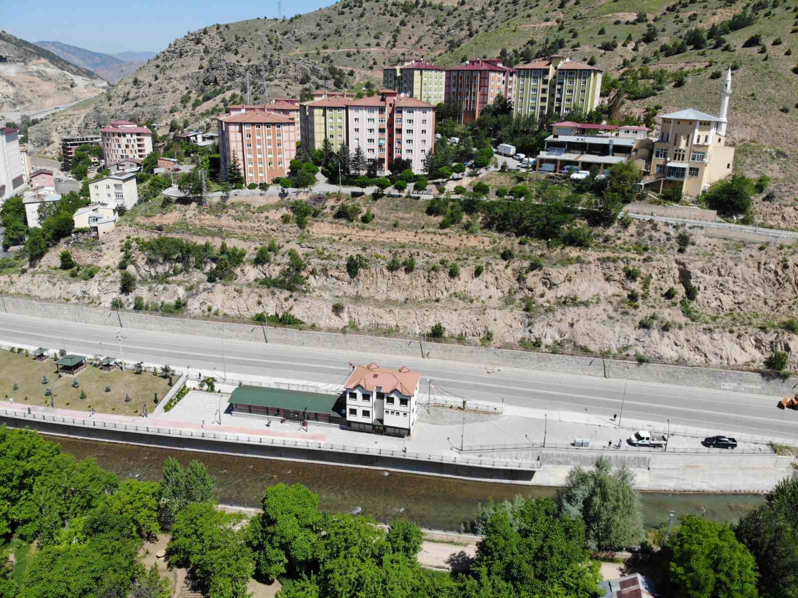 Gümüşhane’de öğrenciler için tehlike oluşturan kayalar dağcılar tarafından temizlendi
