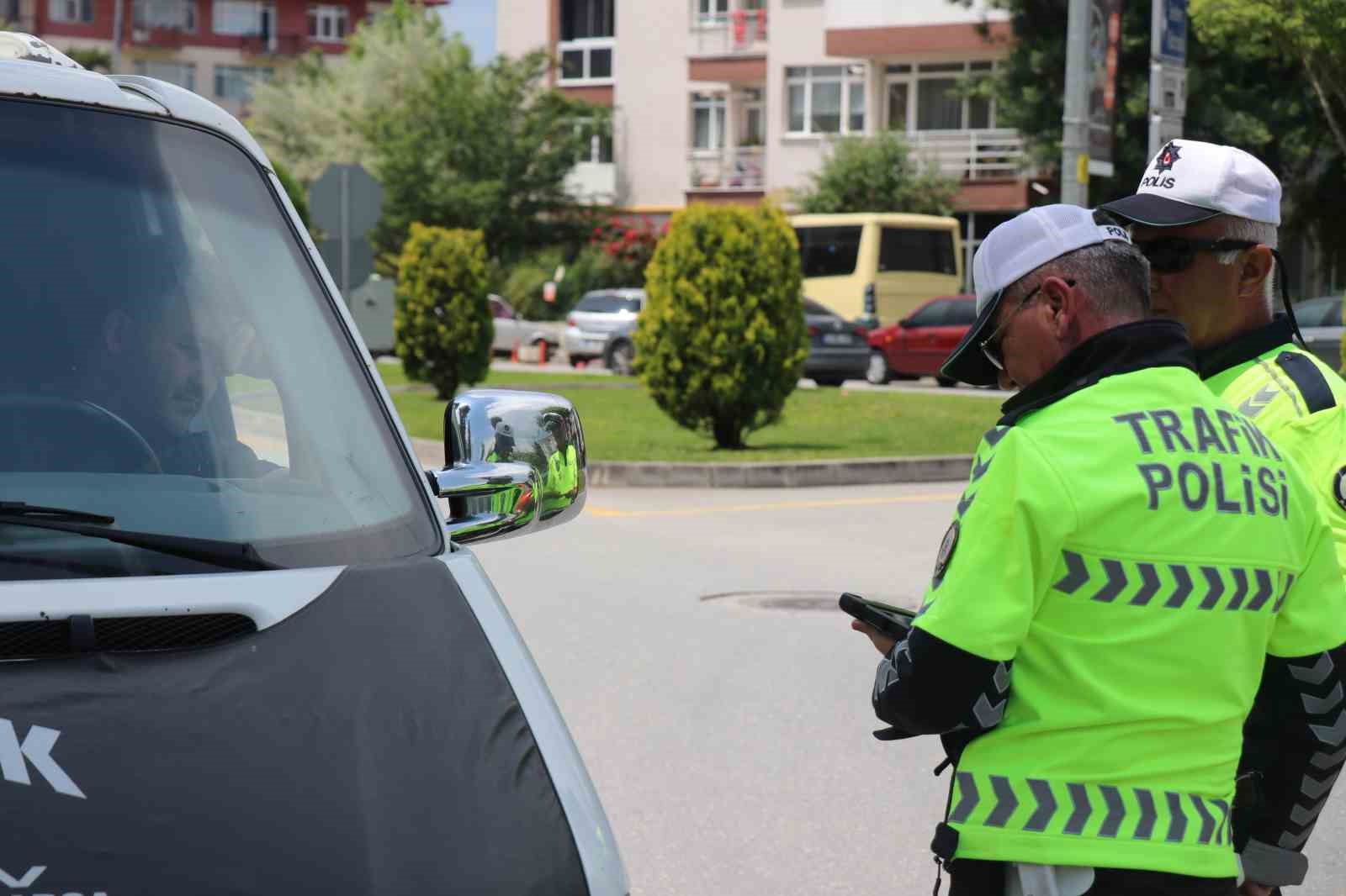 Araçlar tek tek denetlendi
