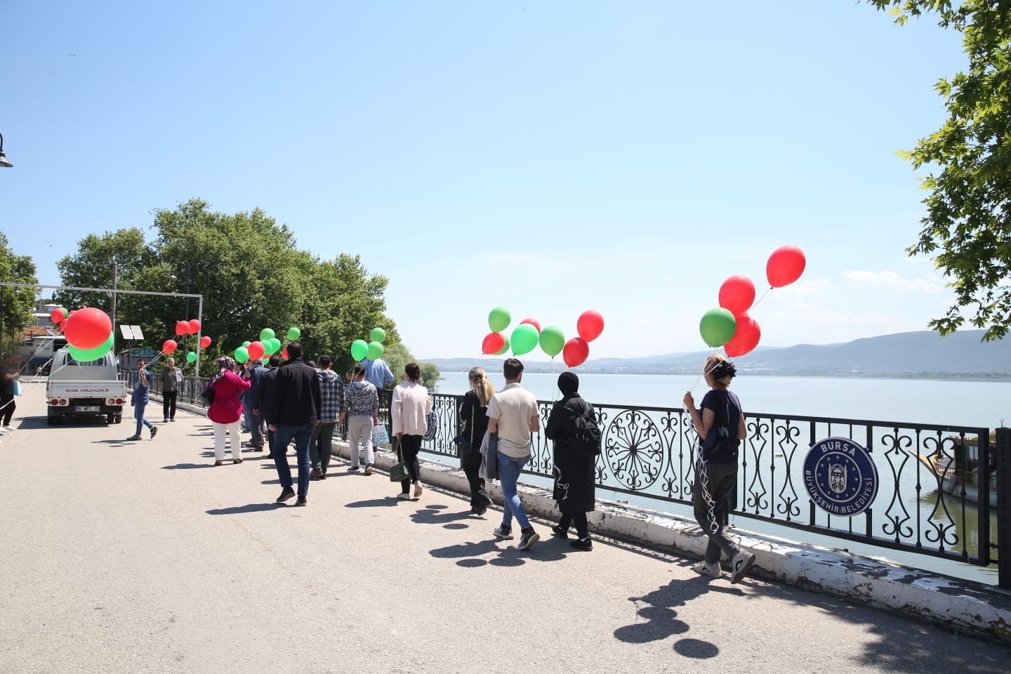 Özgürlüklerini gökyüzüne balon uçurarak kutladılar
