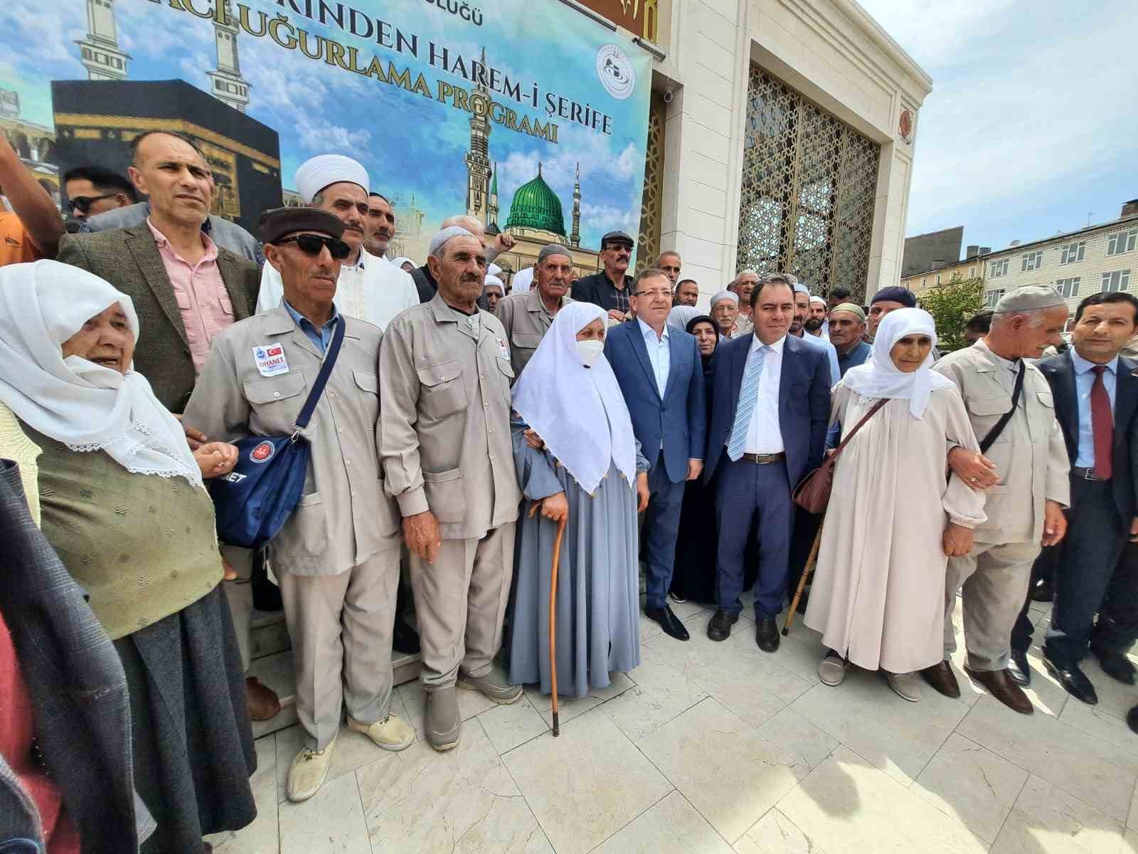 Kars’tan hacı adayları kutsal topraklara uğurlandı
