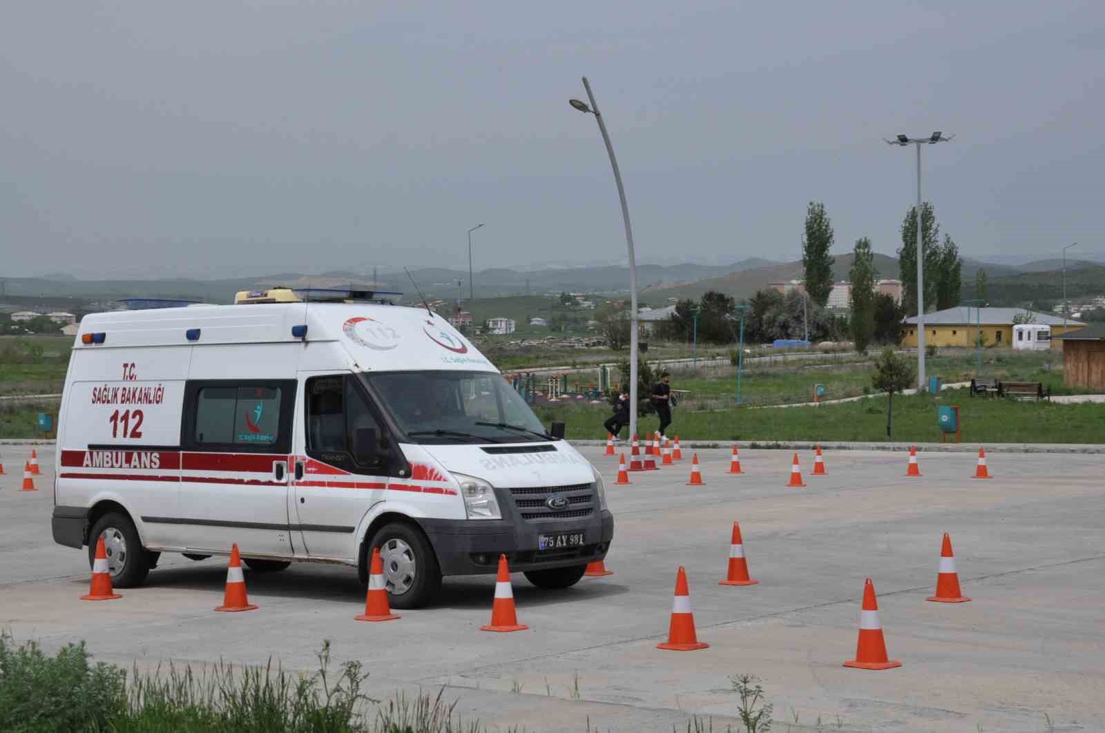 Kars’ta ambulans sürüş eğitimleri nefes kesti
