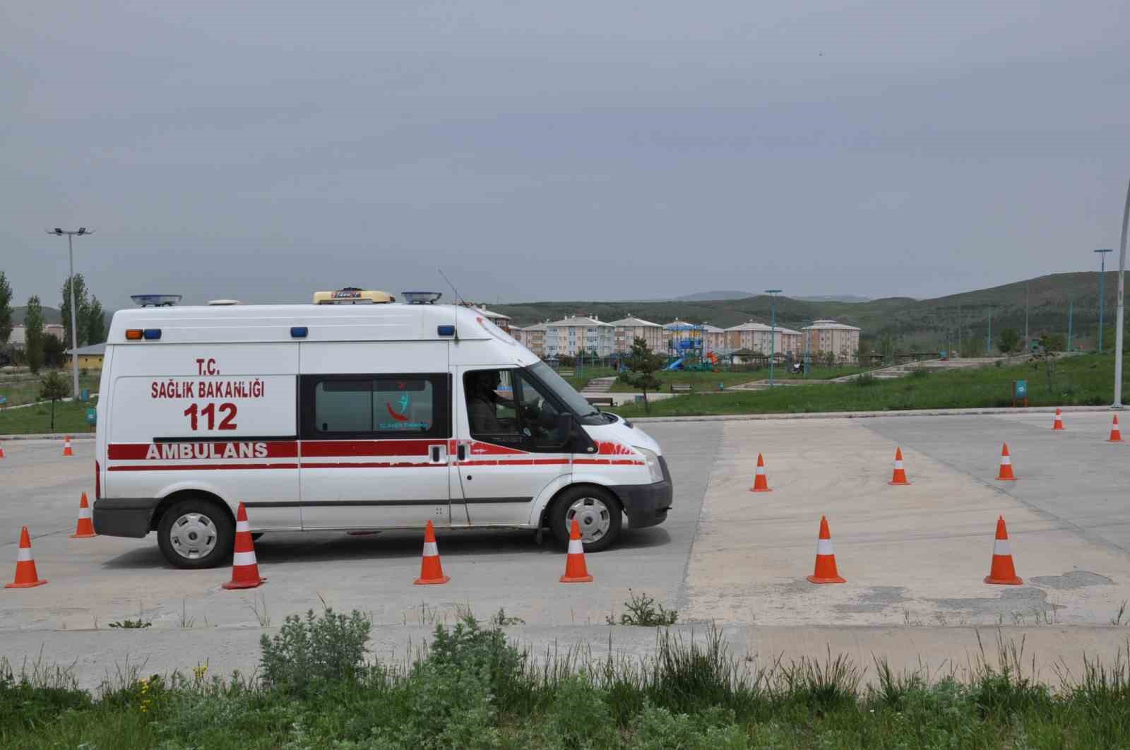 Kars’ta ambulans sürüş eğitimleri nefes kesti
