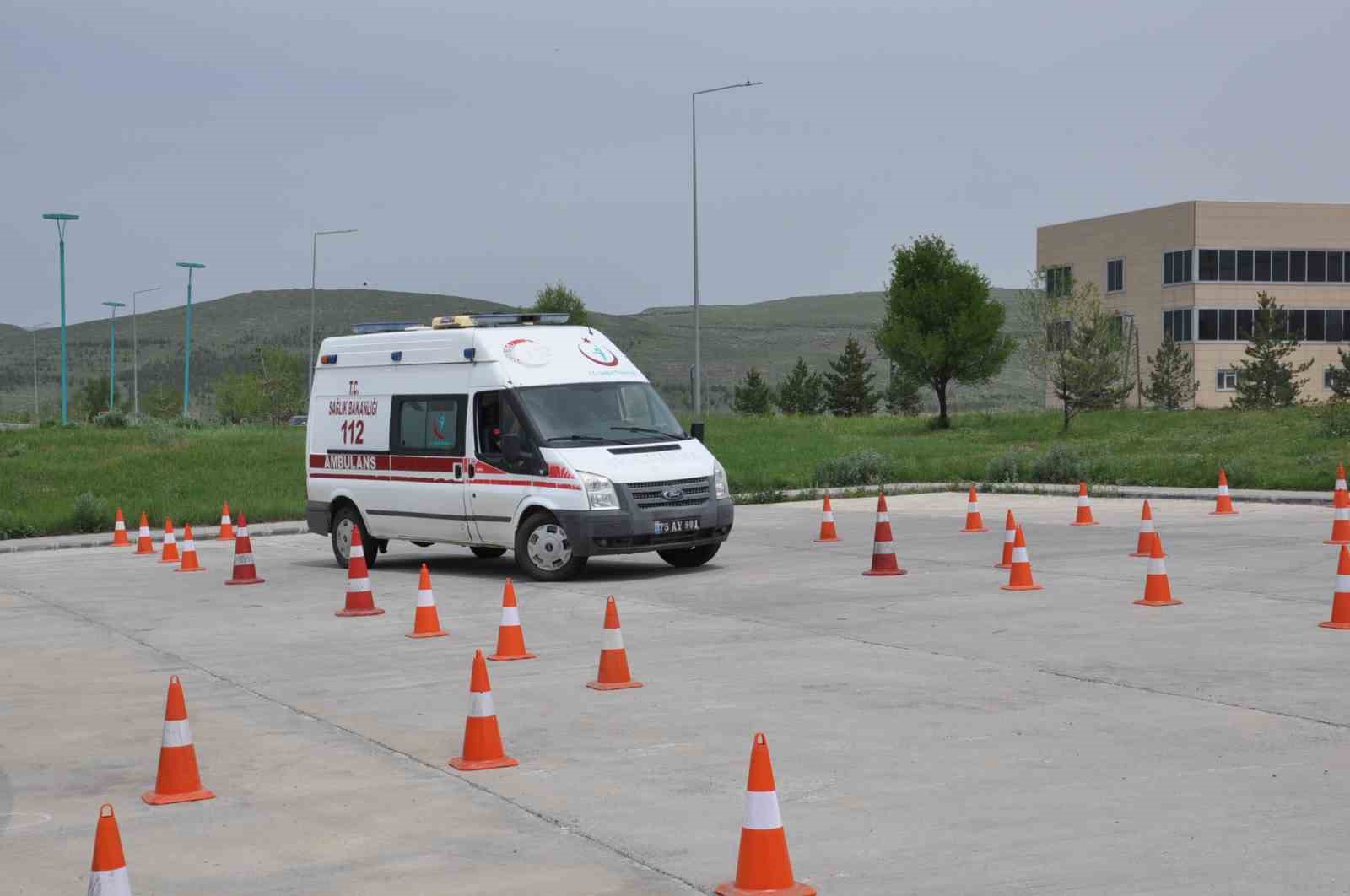 Kars’ta ambulans sürüş eğitimleri nefes kesti
