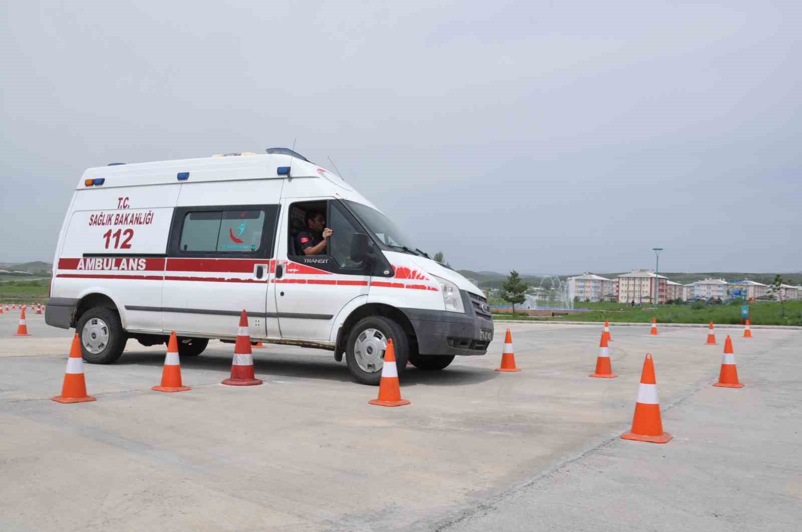 Kars’ta ambulans sürüş eğitimleri nefes kesti
