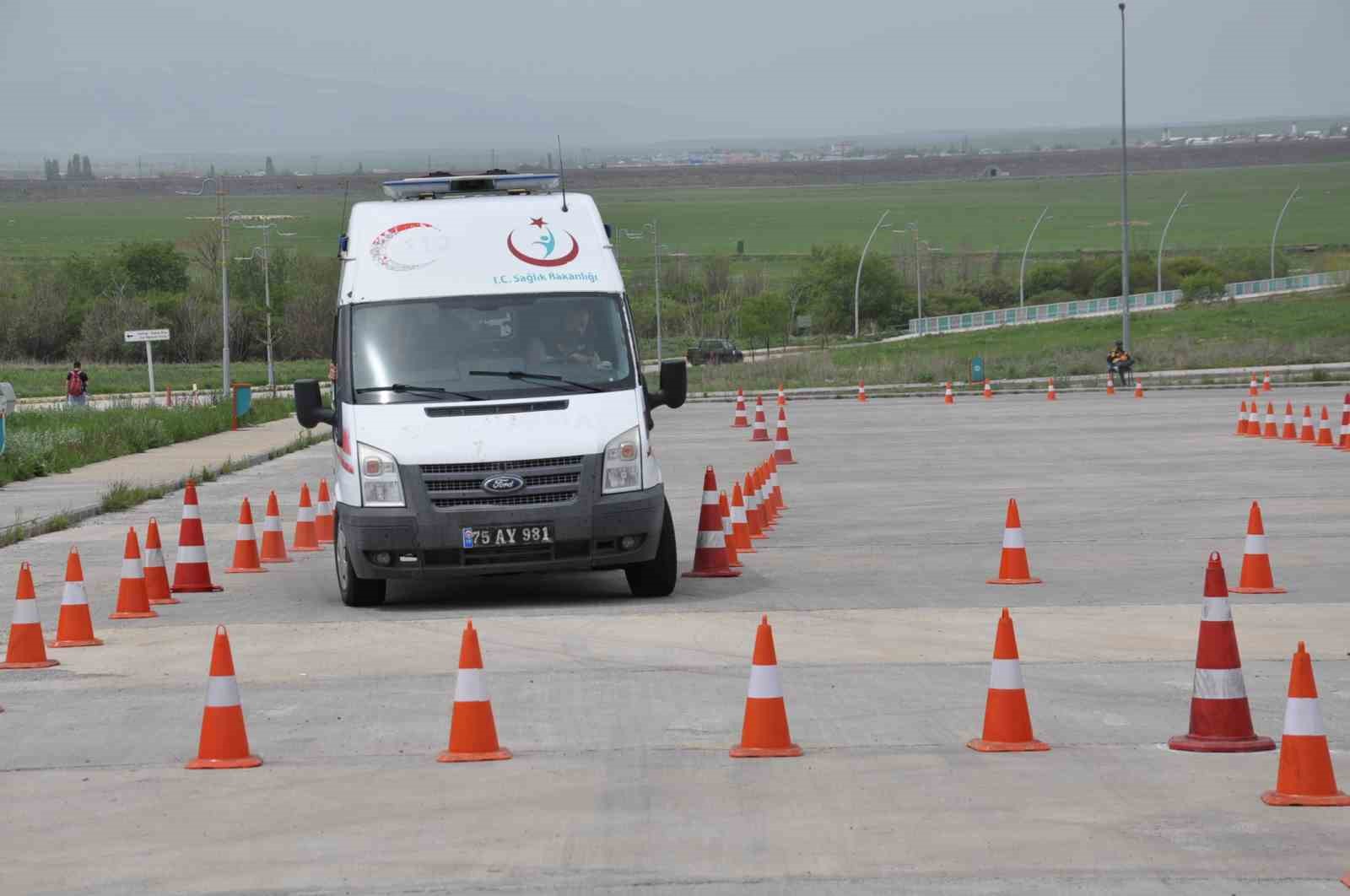 Kars’ta ambulans sürüş eğitimleri nefes kesti
