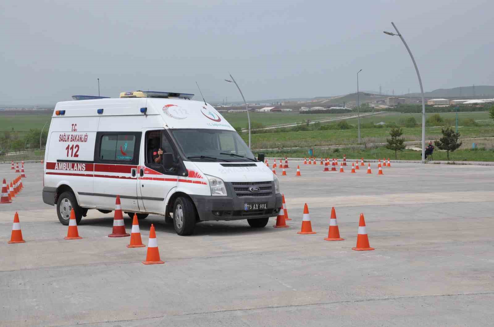 Kars’ta ambulans sürüş eğitimleri nefes kesti
