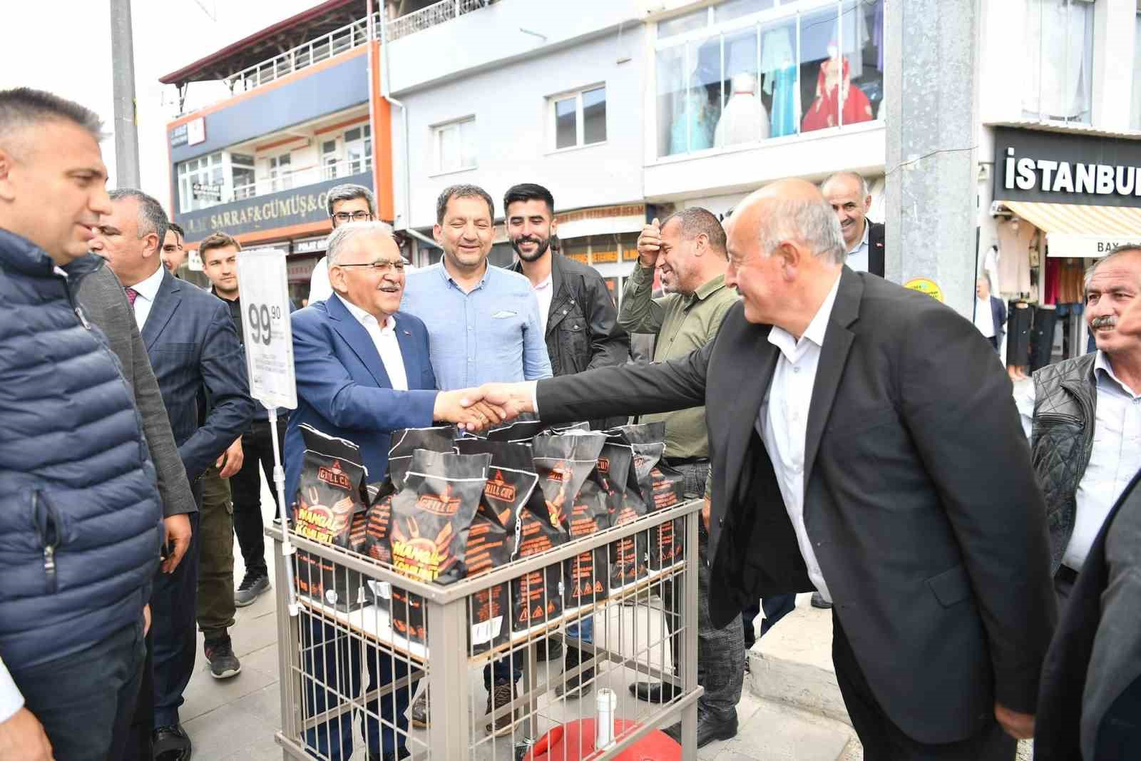 Akar ile Büyükkılıç, Pınarbaşı esnafıyla bir araya geldi
