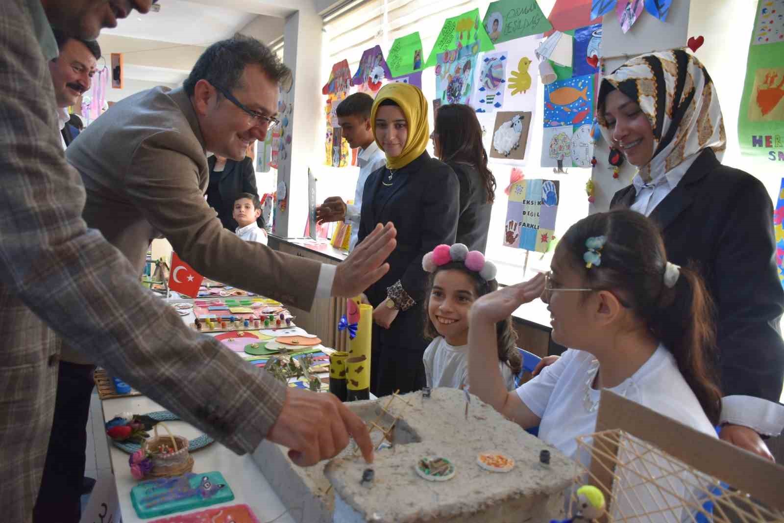 Karapınar’da özel öğrenciler ve öğretmenlerinin yılsonu sergisi açıldı
