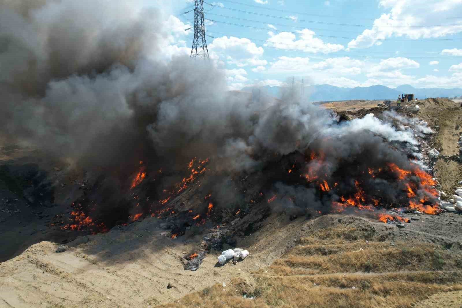 Çöp ve moloz dökülen sahada yangın çıktı
