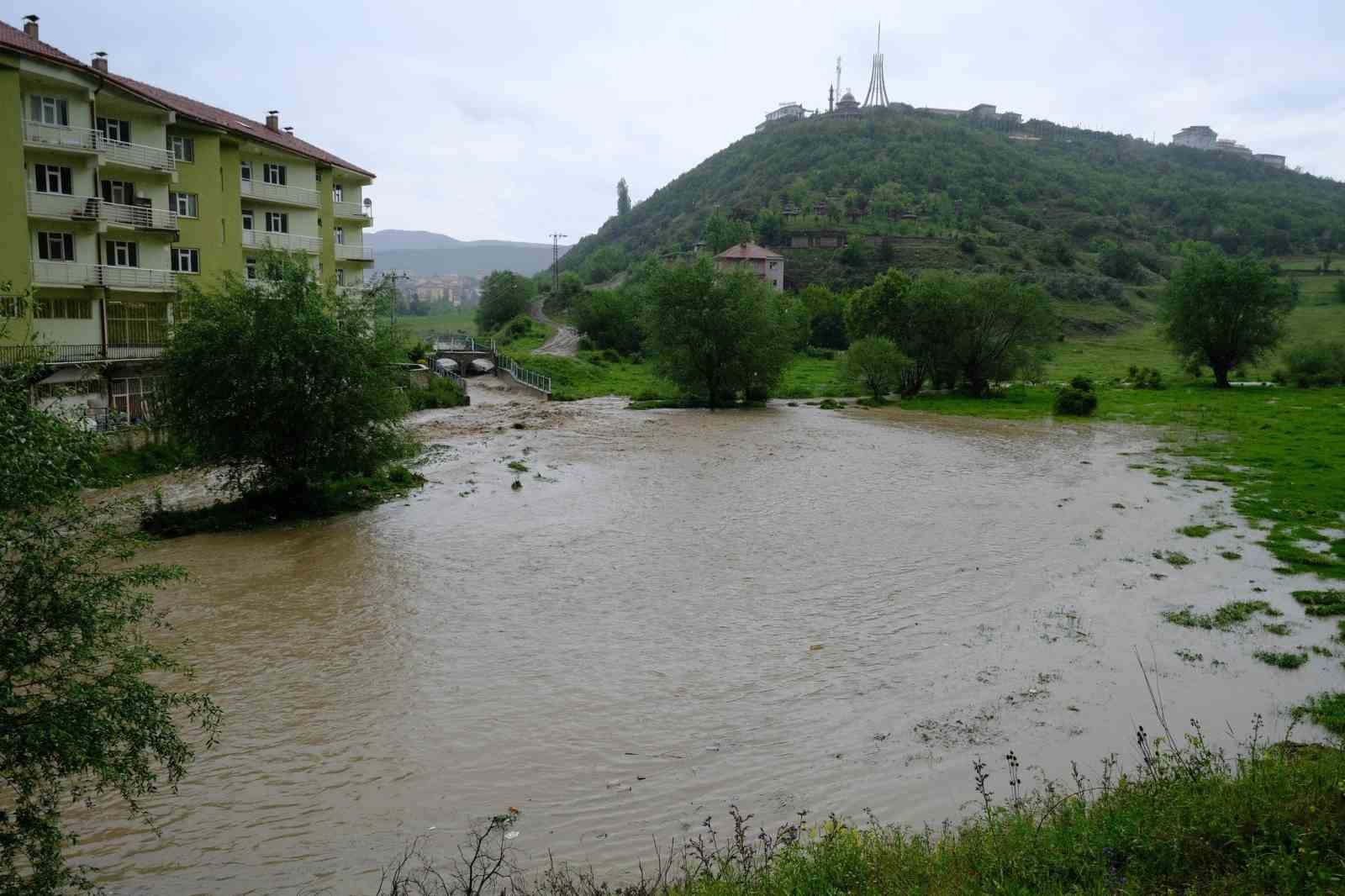 Akdağmadeni’nde sağanak ve dolu etkili oldu
