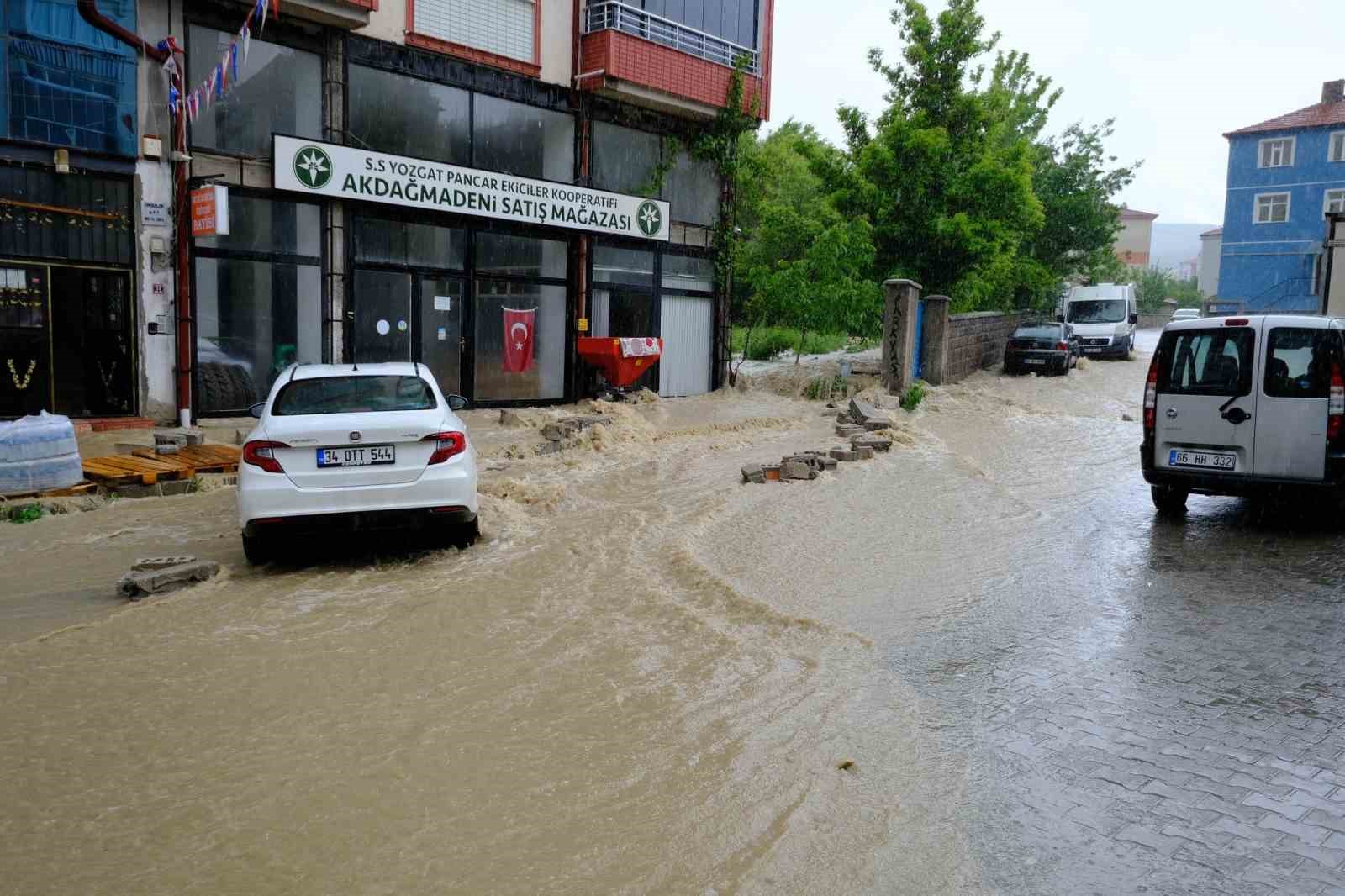 Akdağmadeni’nde sağanak ve dolu etkili oldu
