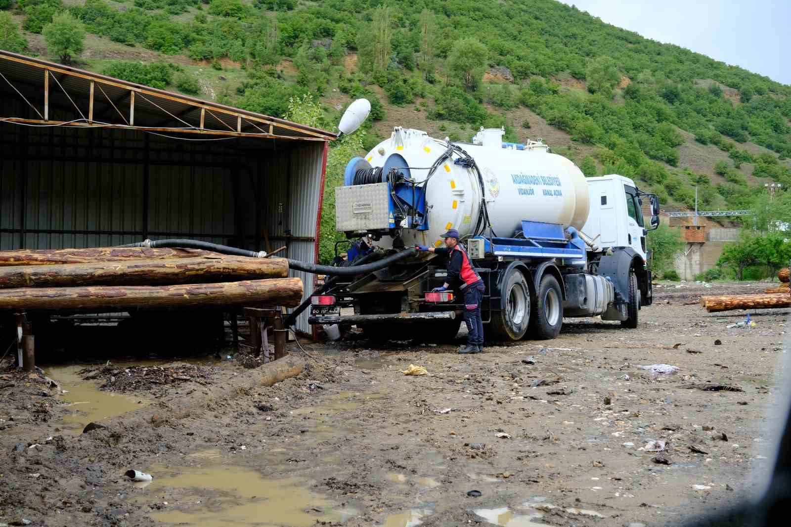 Akdağmadeni’nde sağanak ve dolu etkili oldu
