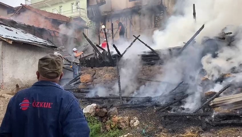 Elektrik kontağından çıkan yangında samanlık ve iki ev yandı
