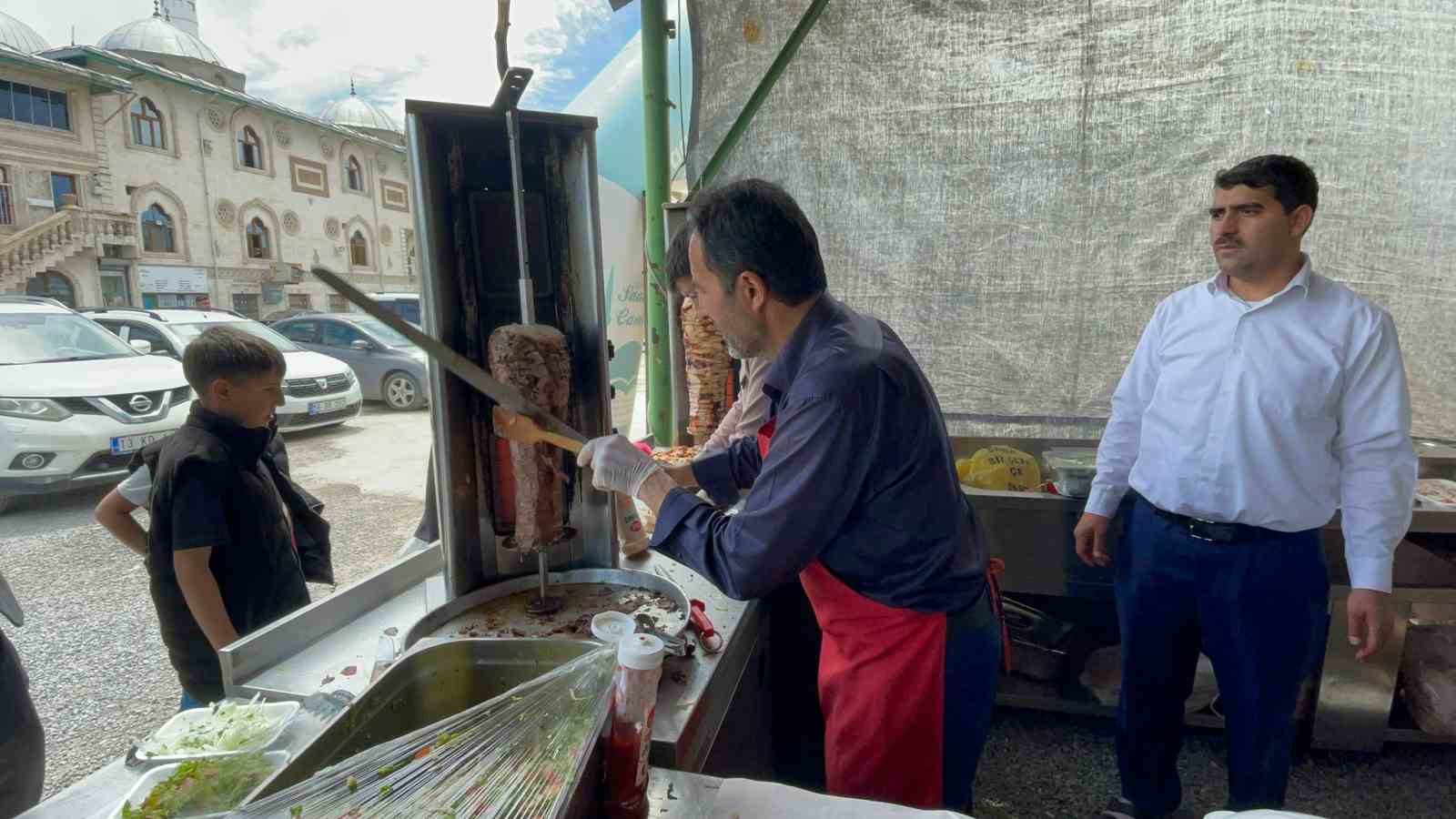 Tatvan’da öğrenciler için “hayır çarşısı” kuruldu
