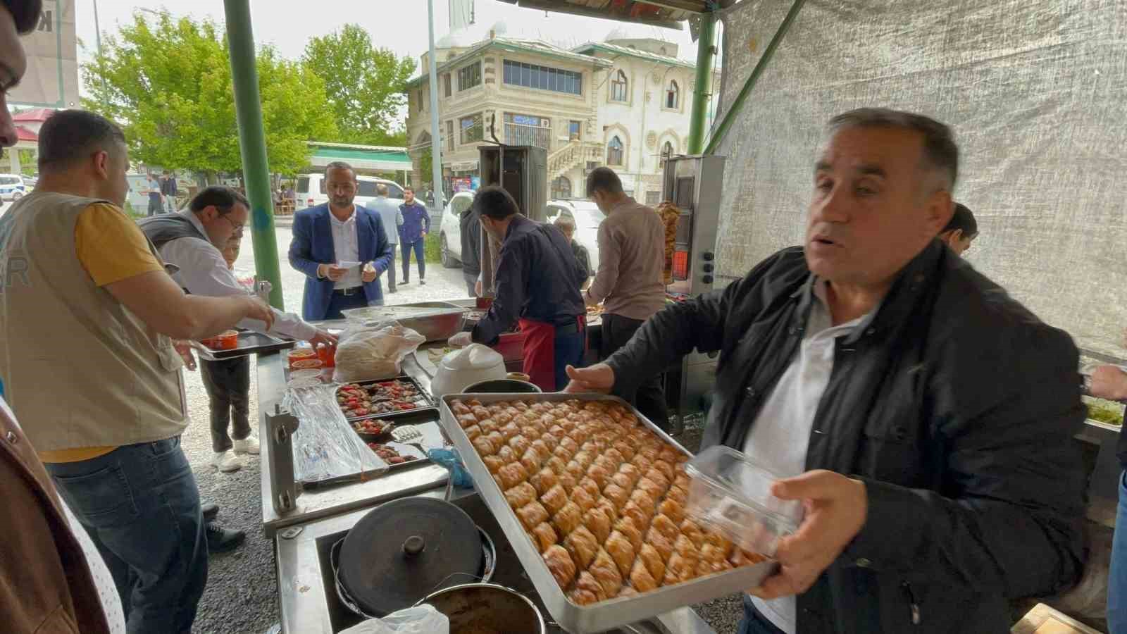 Tatvan’da öğrenciler için “hayır çarşısı” kuruldu
