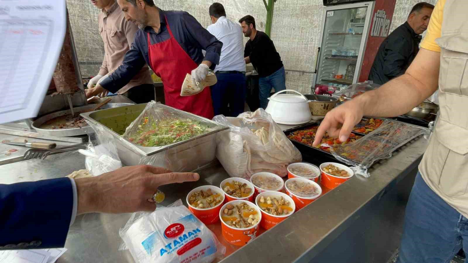 Tatvan’da öğrenciler için “hayır çarşısı” kuruldu
