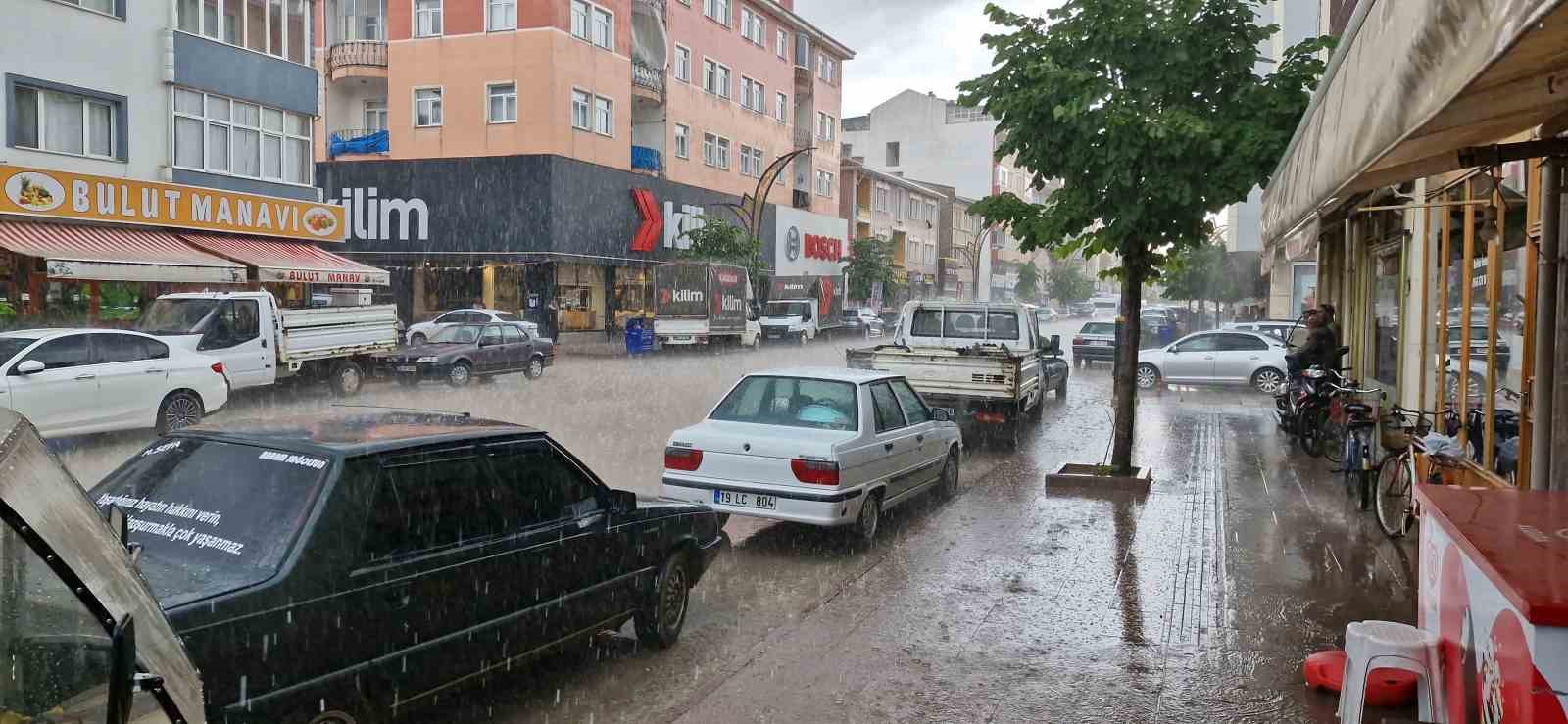 Alaca’da sağanak ve dolu yağış hayatı felç etti
