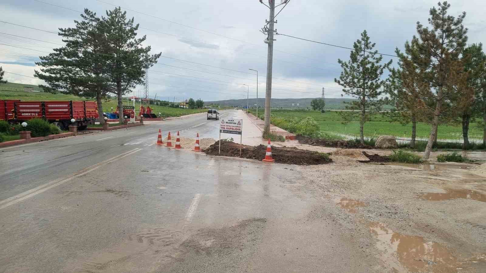 Alaca’da sağanak ve dolu yağış hayatı felç etti
