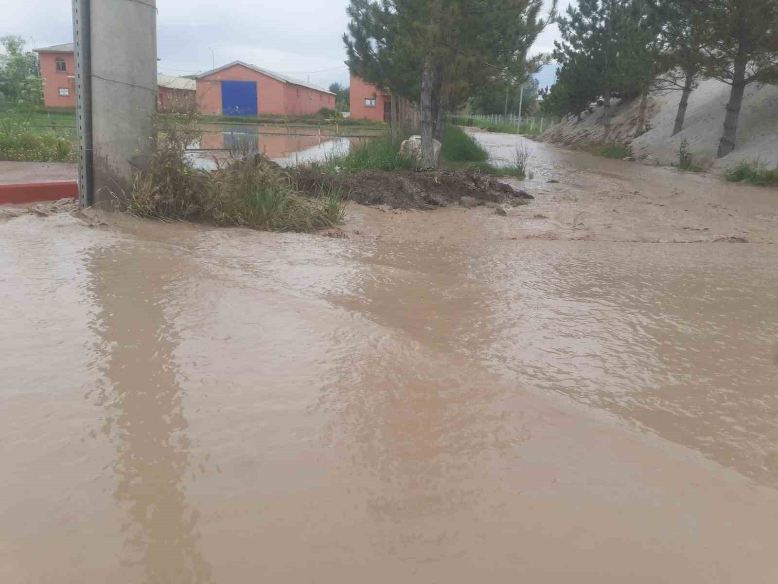 Alaca’da sağanak ve dolu yağış hayatı felç etti
