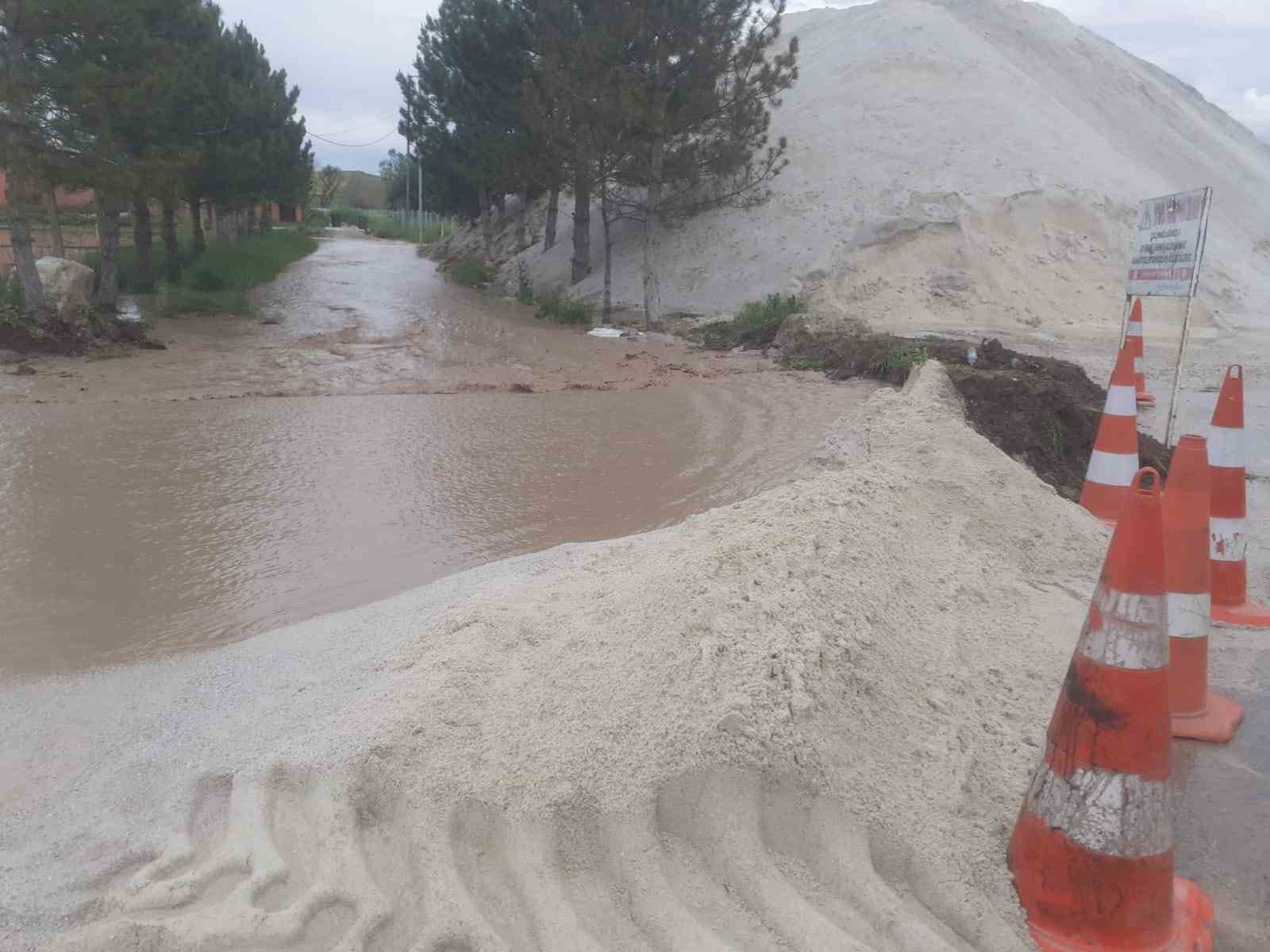 Alaca’da sağanak ve dolu yağış hayatı felç etti
