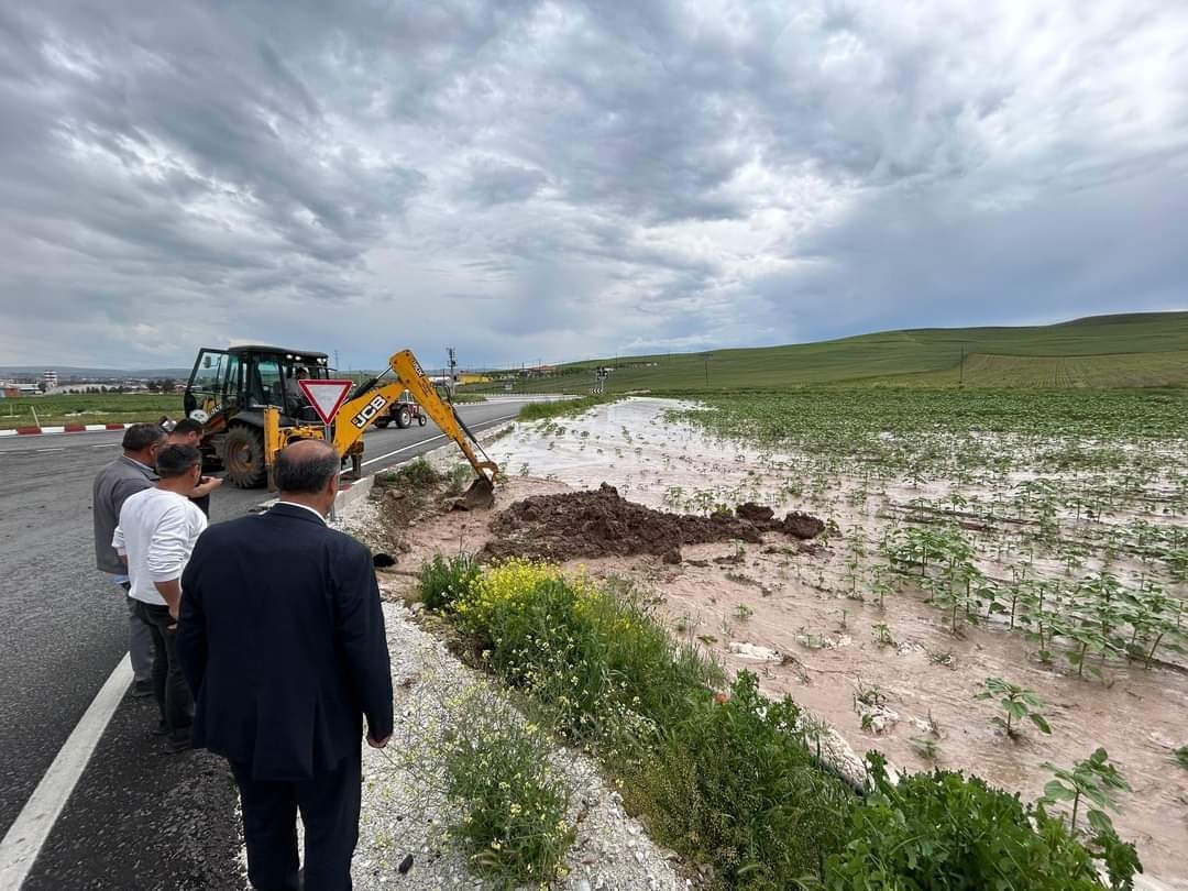 Alaca’da sağanak ve dolu yağış hayatı felç etti
