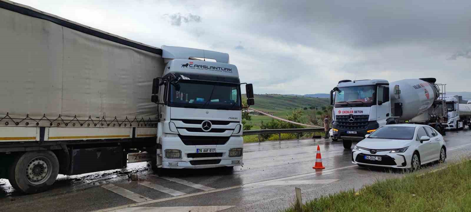 Kayganlaşan yolda makaslayan tır ulaşımı aksattı
