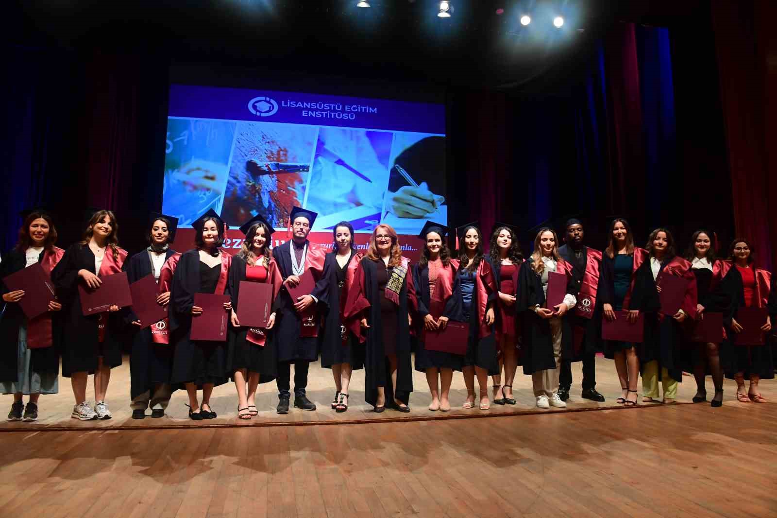 Lisansüstü Eğitim Enstitüsü mezunları keplerini havaya attı
