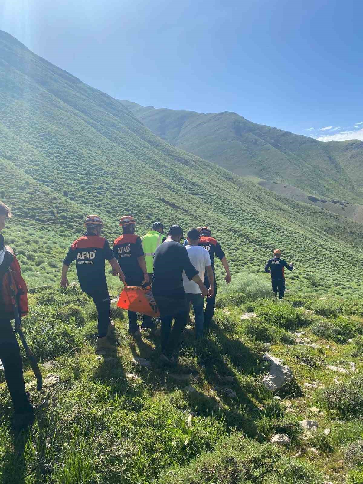 Kayalıklardan düşerek mahsur kalan 2 kişi kurtarıldı
