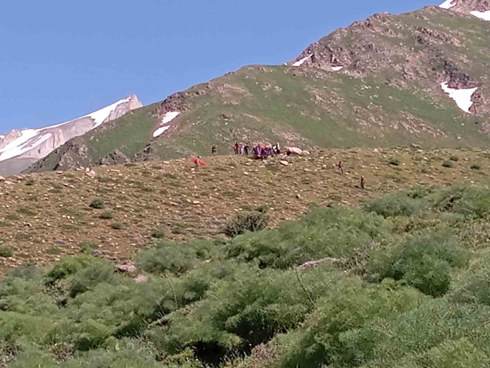 Kayalıklardan düşerek mahsur kalan 2 kişi kurtarıldı
