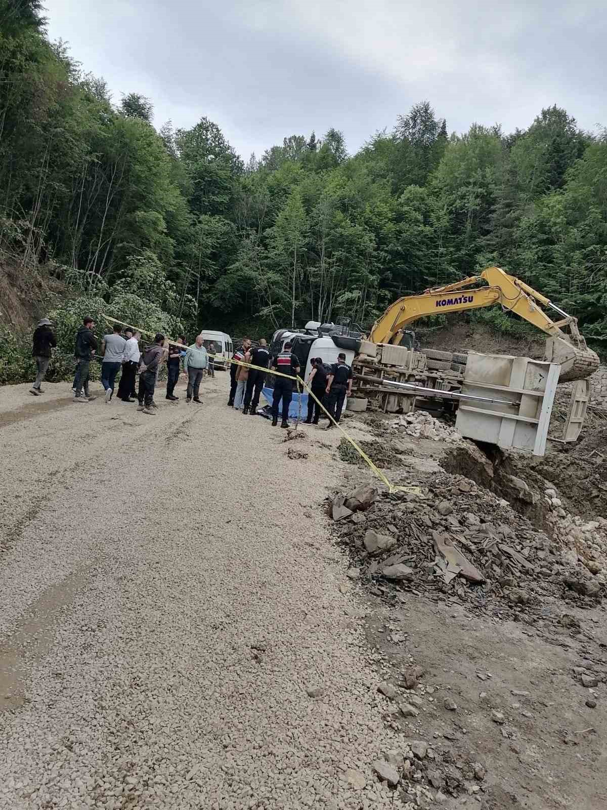 Taş yüklü kamyon devrildi: 1 ölü
