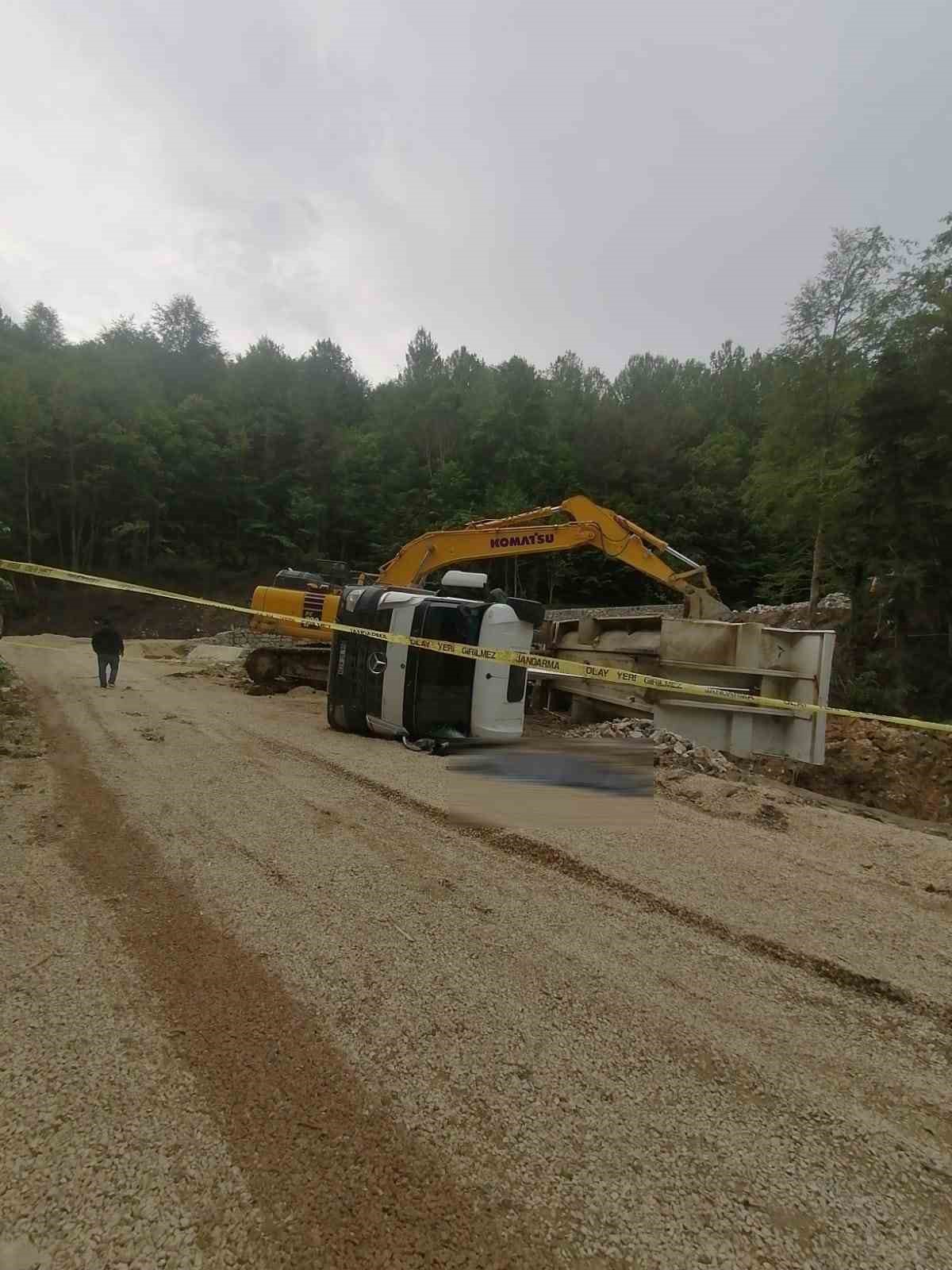 Taş yüklü kamyon devrildi: 1 ölü
