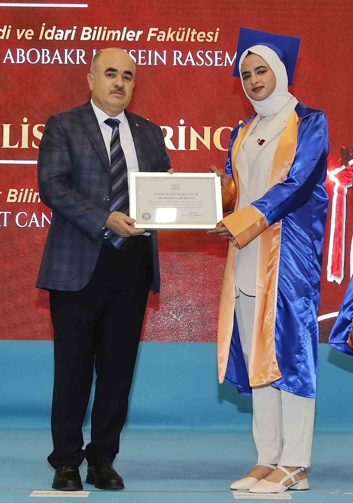 Üniversite birincisi Yemenli öğrenci dünyadaki zulme dikkat çekti
