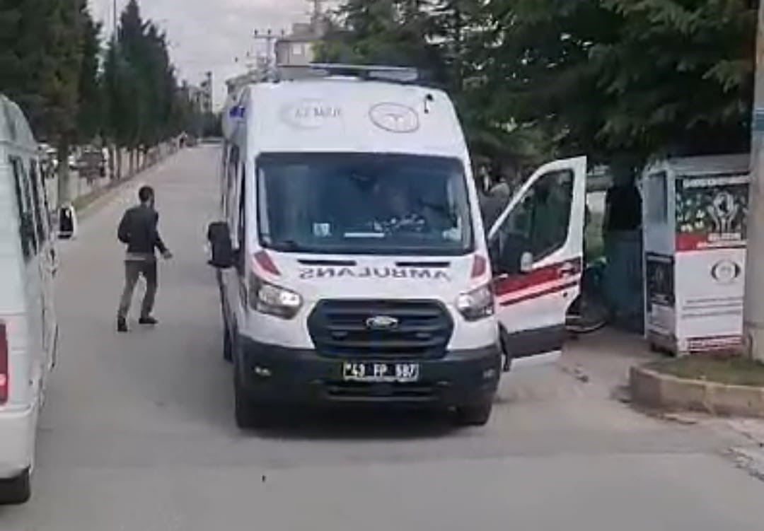 Tavşanlı’da motosiklet ile bisiklet çarpıştı: 3 yaralı
