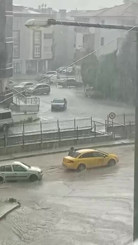 Amasya’da sele kapılan kadını, taksici kurtardı: O anlar kamerada
