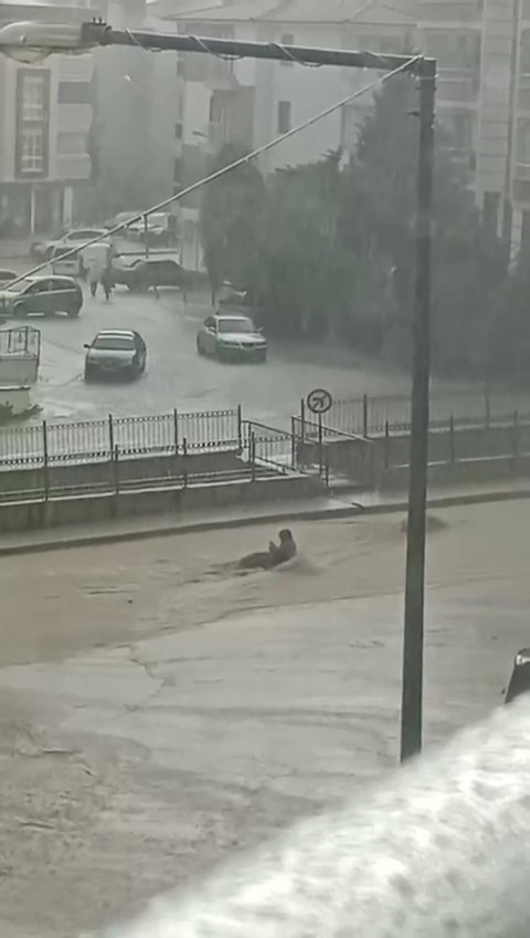 Amasya’da sele kapılan kadını, taksici kurtardı: O anlar kamerada
