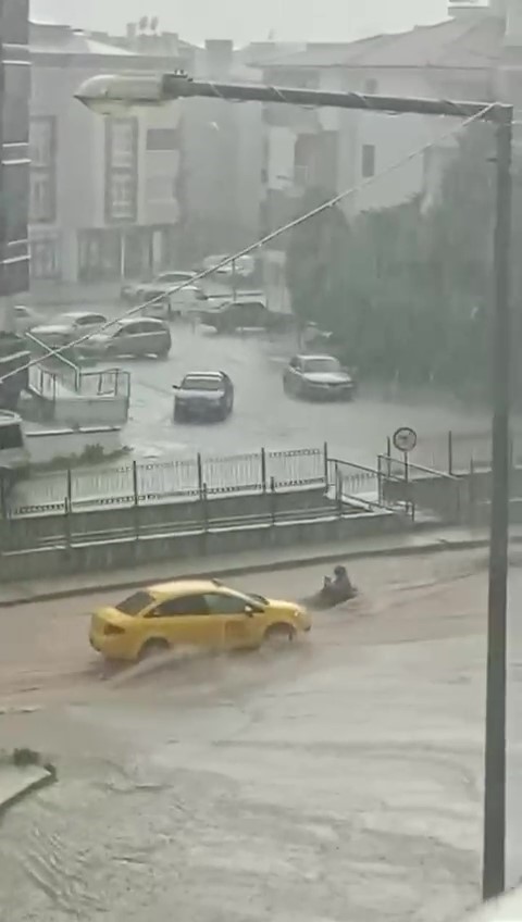 Amasya’da sele kapılan kadını, taksici kurtardı: O anlar kamerada
