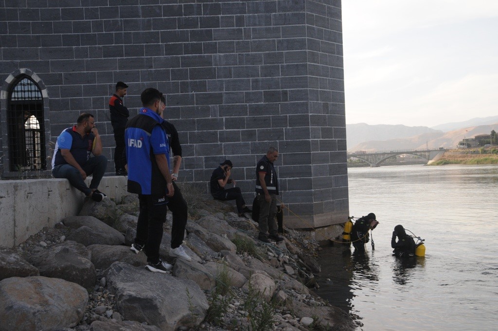 Dicle Nehri’nde bir kişinin kaybolduğu iddiası üzerine arama çalışması başlatıldı
