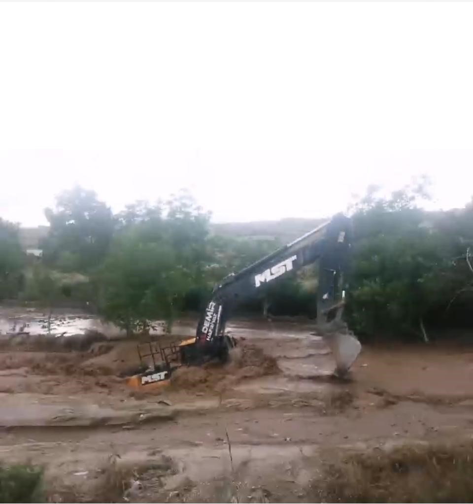 Nevşehir’de iş makinası selin ortasında kaldı
