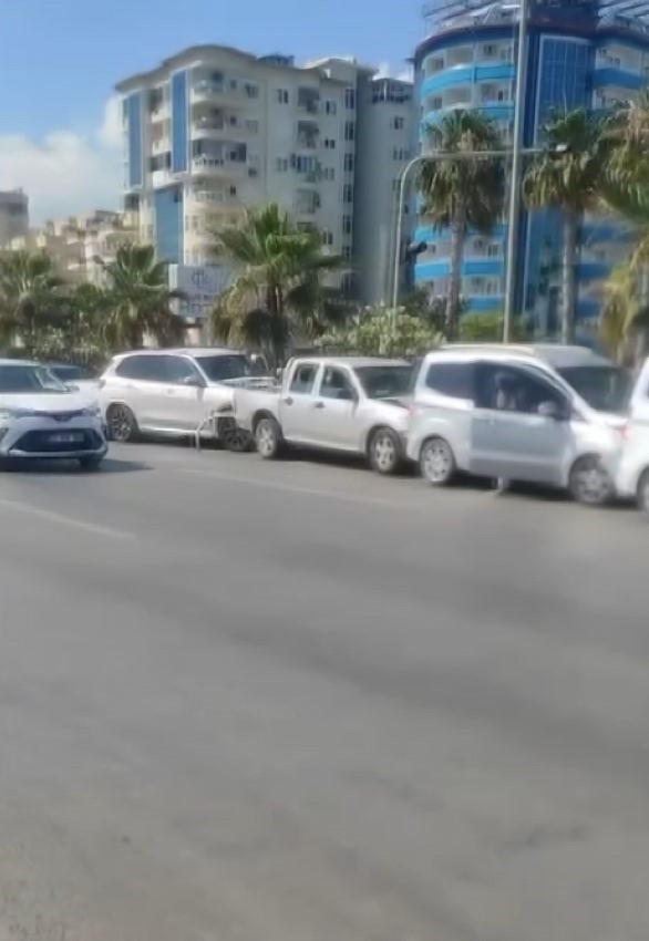 Alanya’da 11 araçlı zincirleme trafik kazası
