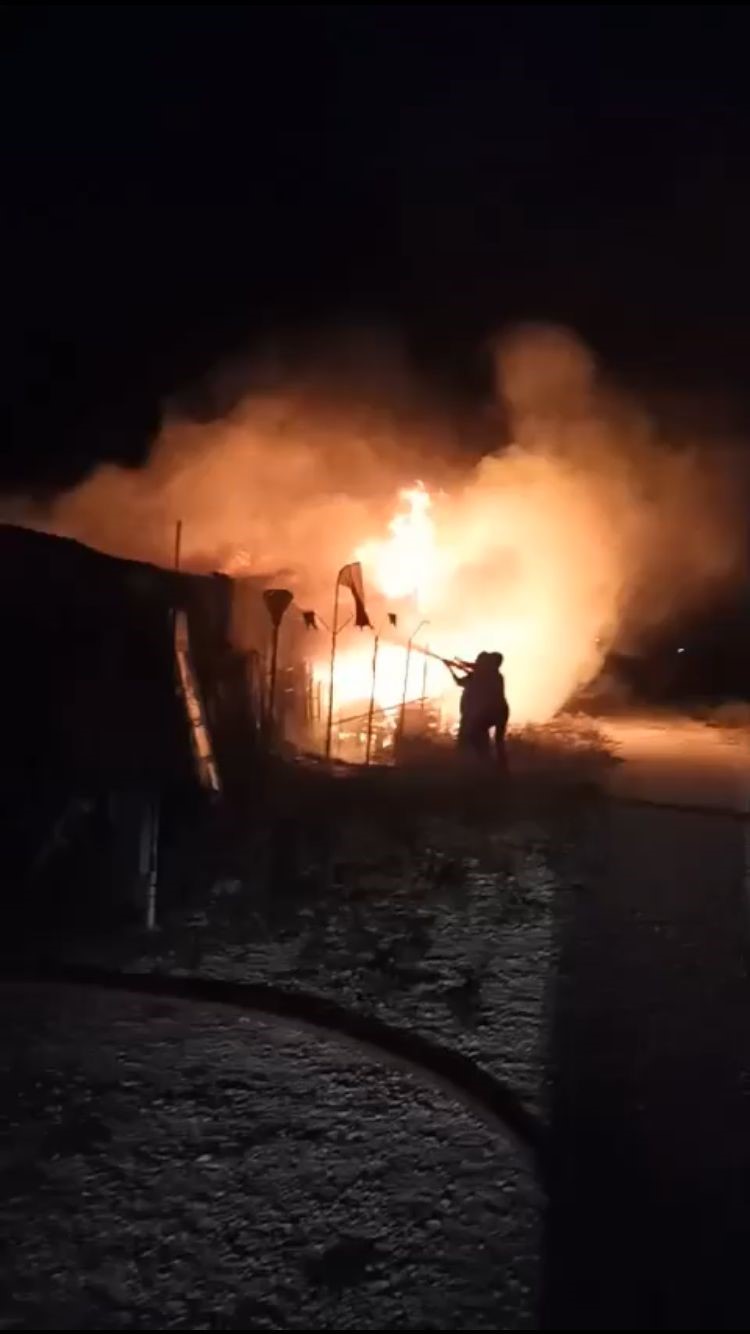 Burdur’da sobadan çıkan yangında iş yeri kullanılamaz hale geldi
