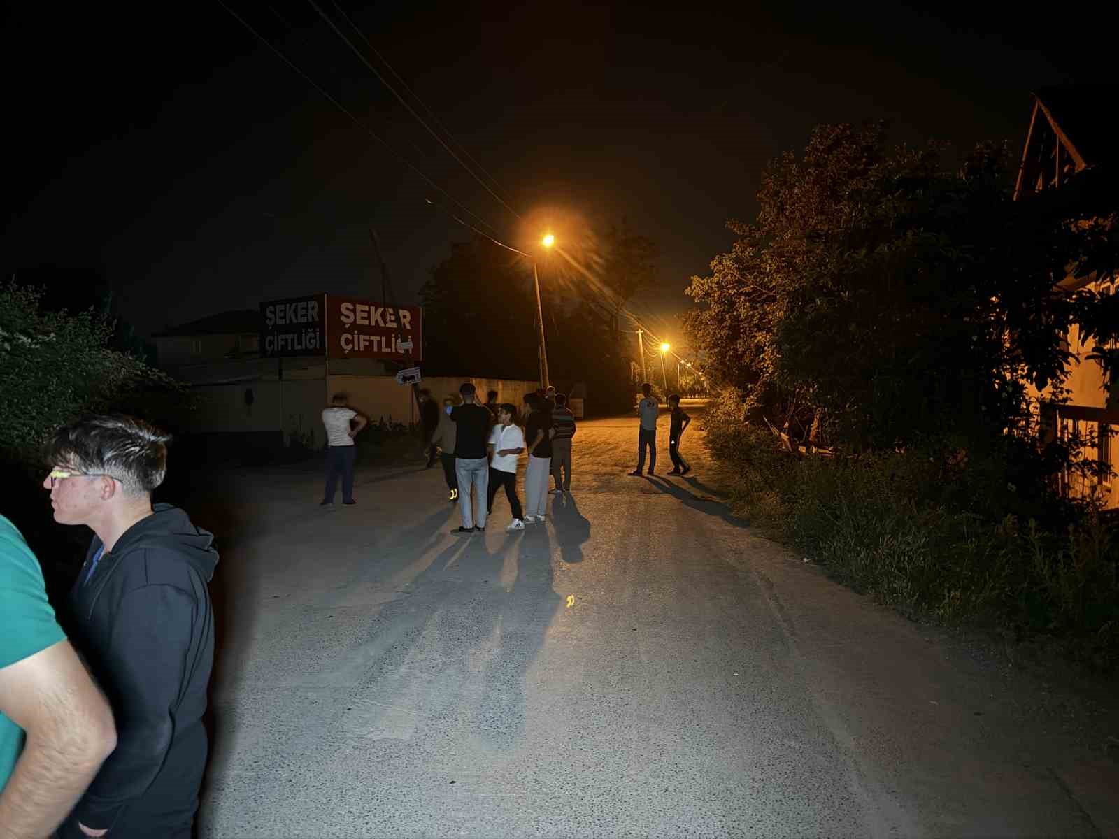 Sakarya’da koku mahalleliyi sokağa döktü: AFAD ve çok sayıda ekip bölgeye sevk edildi
