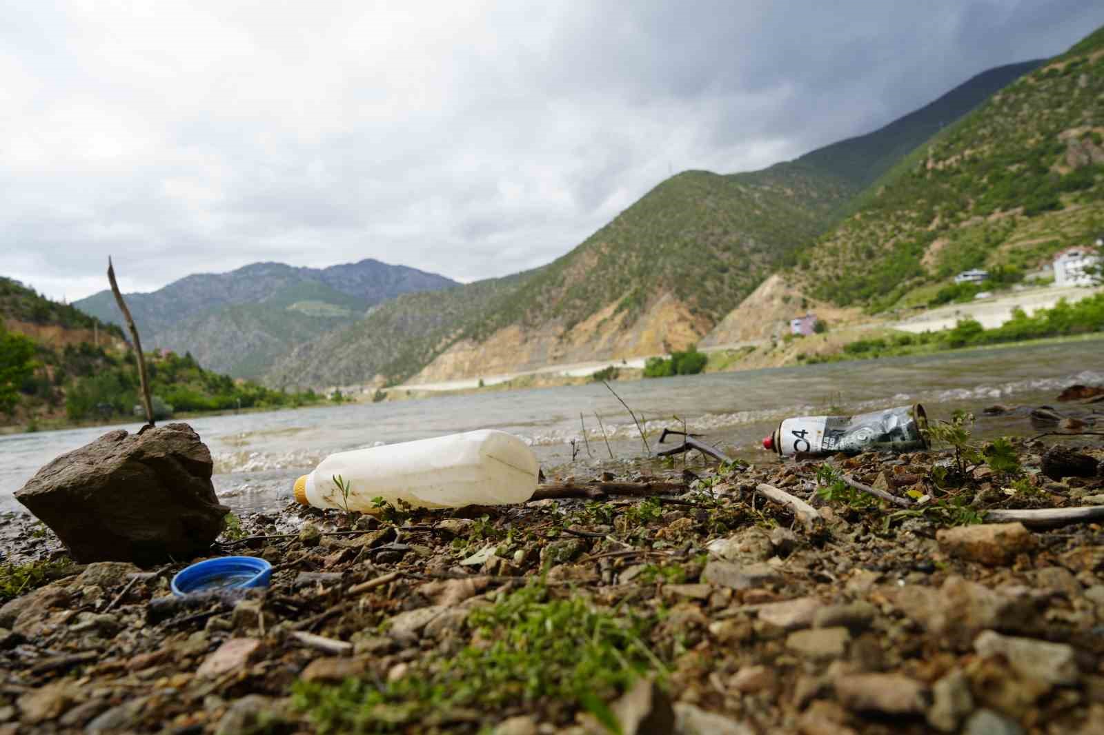 Gümüşhane’deki mahallenin çöplerle olan derdi bir türlü bitirilemiyor
