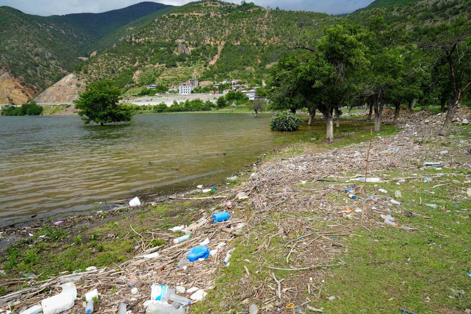 Gümüşhane’deki mahallenin çöplerle olan derdi bir türlü bitirilemiyor
