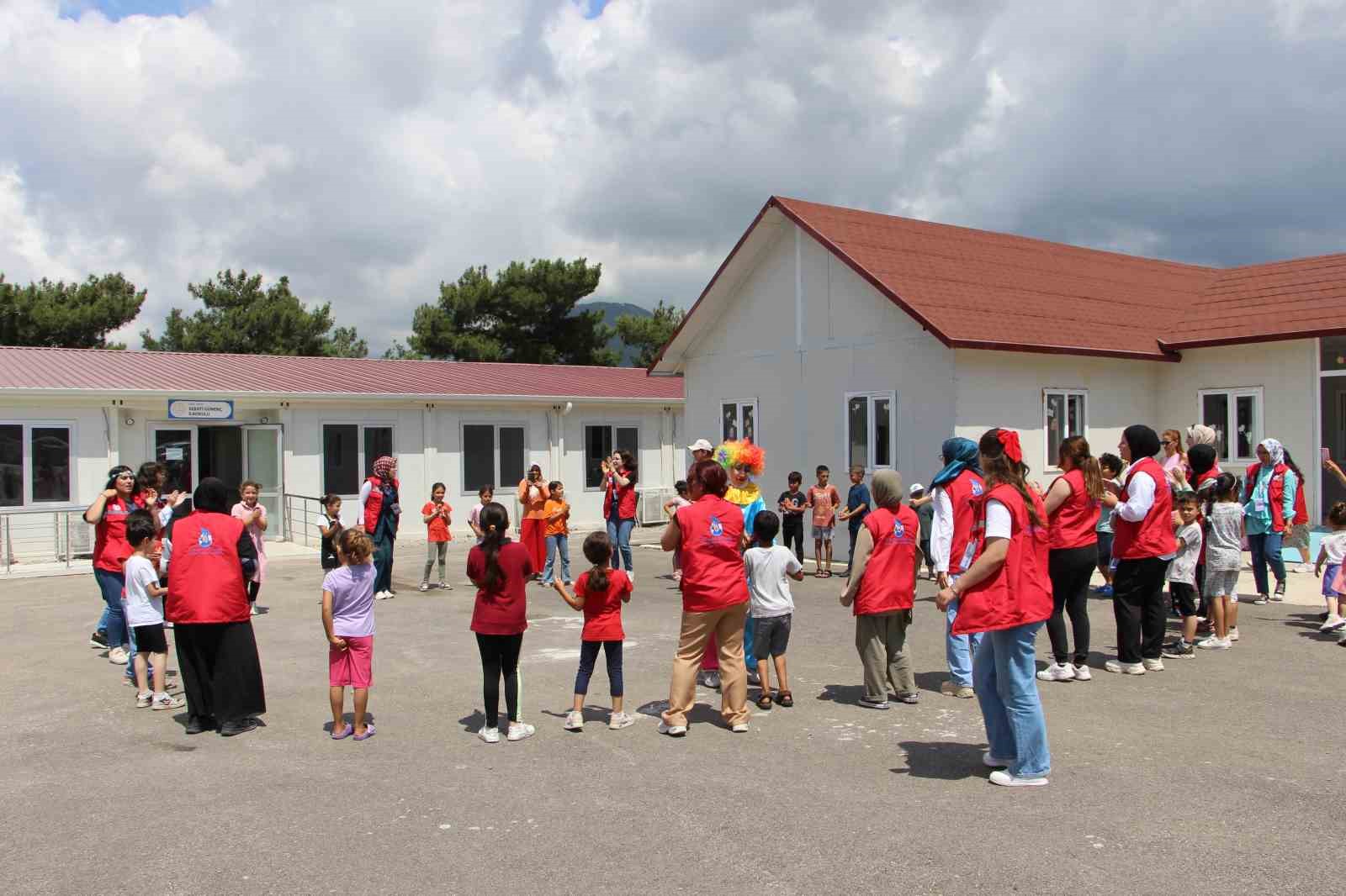 Gönüllü bireyler, depremzede çocukların yüzünü güldürdüler
