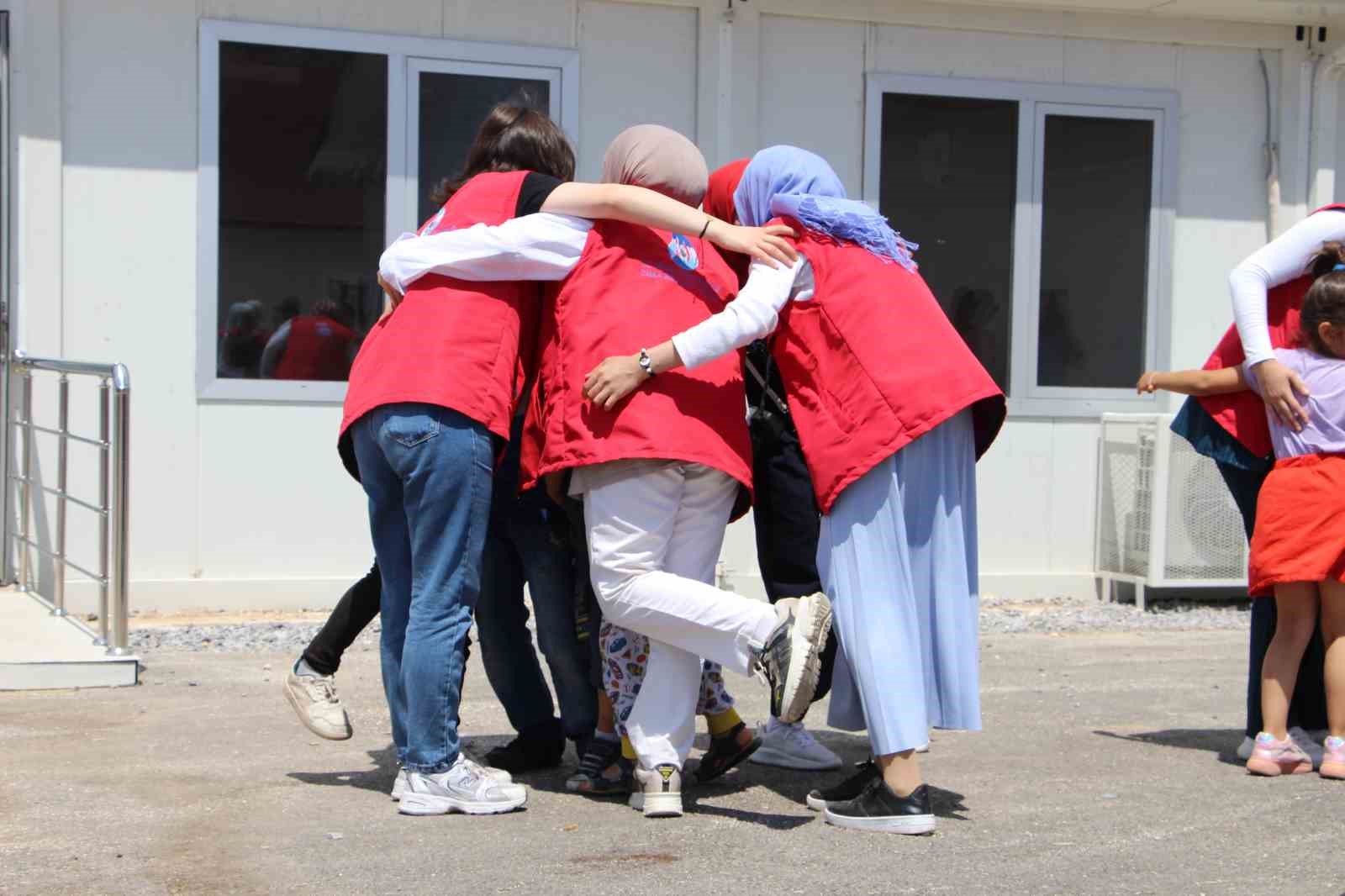 Gönüllü bireyler, depremzede çocukların yüzünü güldürdüler
